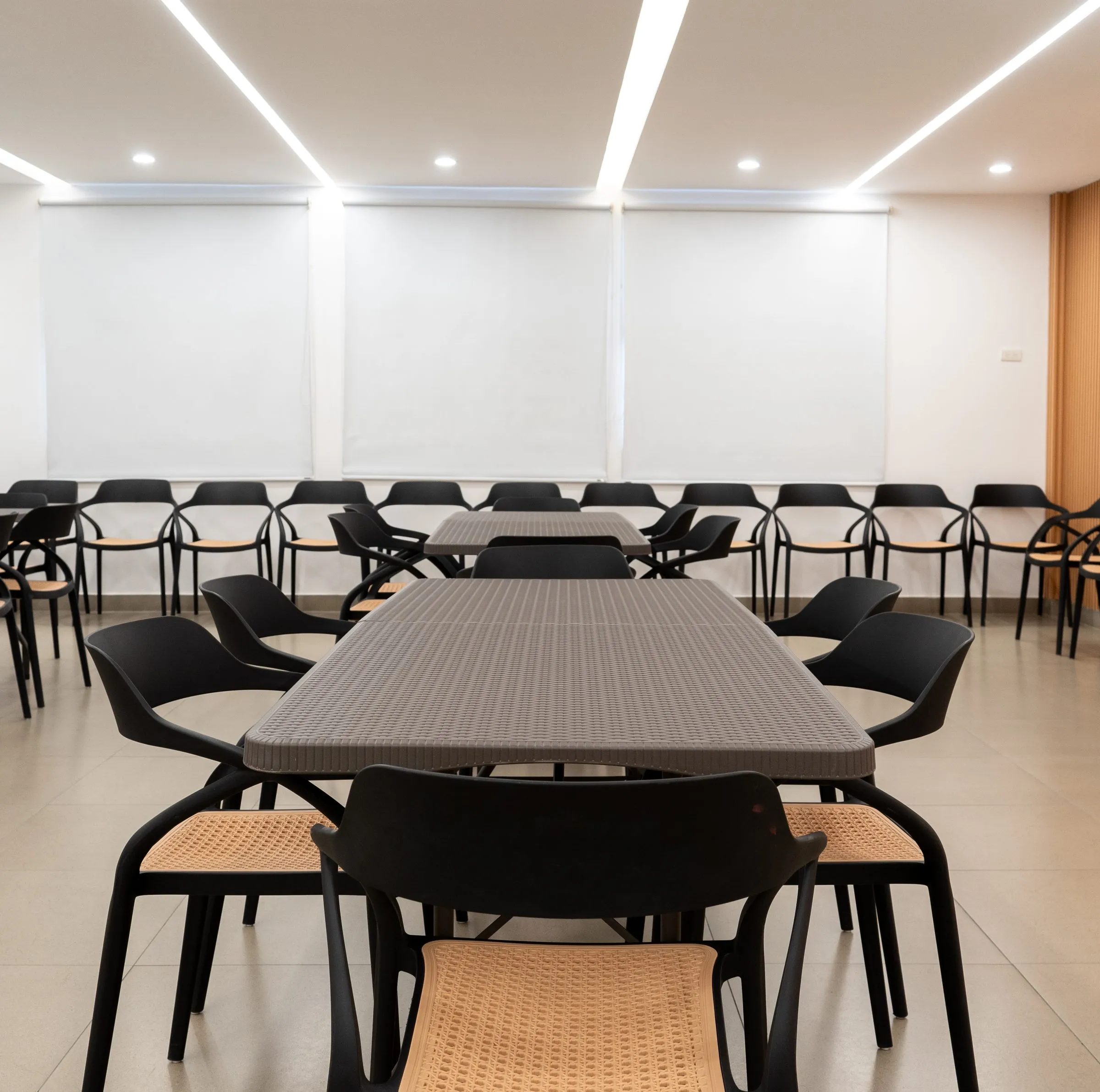 Mesa de reuniones con sillas en el auditorio